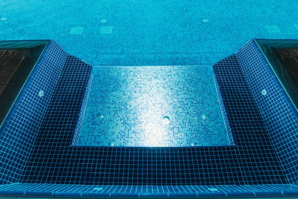 Produits pour filtration piscine : guide pour un eau cristalline