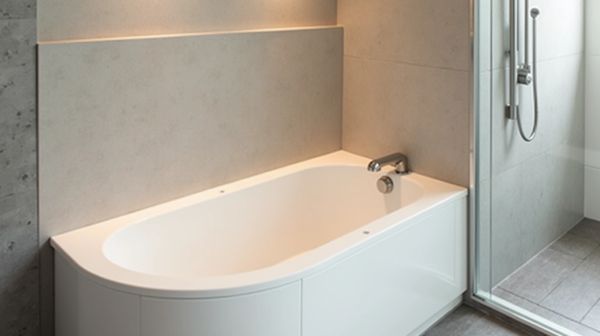 Optez pour une baignoire-douche angle pour gagner de l'espace